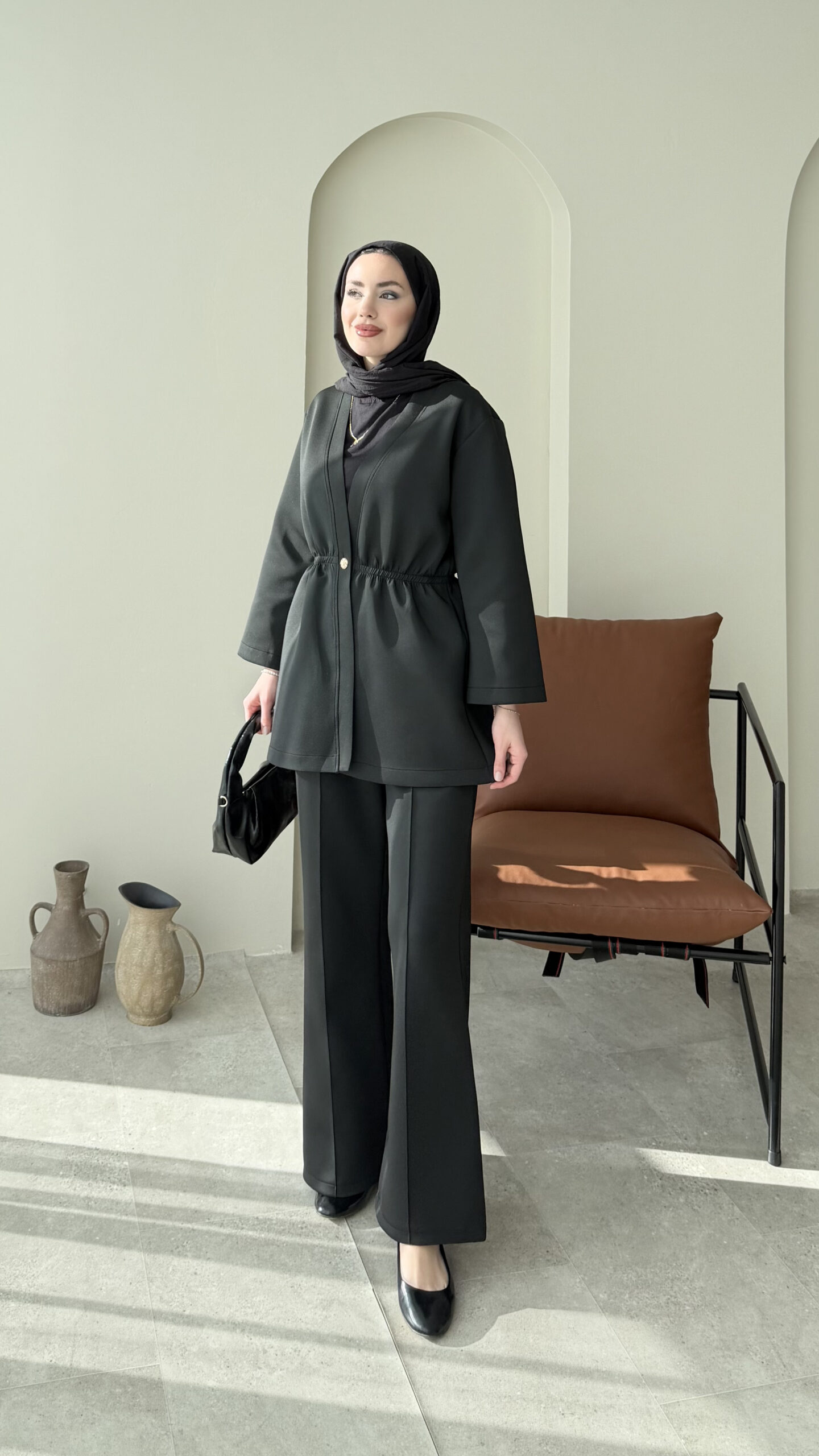 1764084494_0_6925cb0ea25db.jpg Perla Düğmeli Scuba Takım - Siyah - Görsel 1