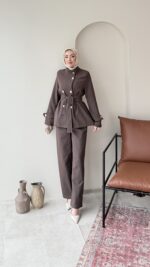 Miri Düğme Detaylı Takım – Kahve